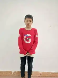 桂平市救助站十岁男孩被救助,穿着红色长袖恤衫蓝黑色牛仔裤