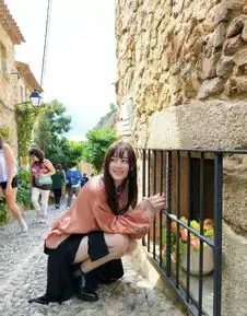 迪丽热巴晒爱心托腮美照,头戴假刘海美出新高度
