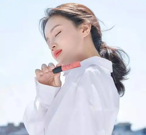 25岁的李遐怡再刷新美貌,瘦了很多,下巴线条变得更尖了