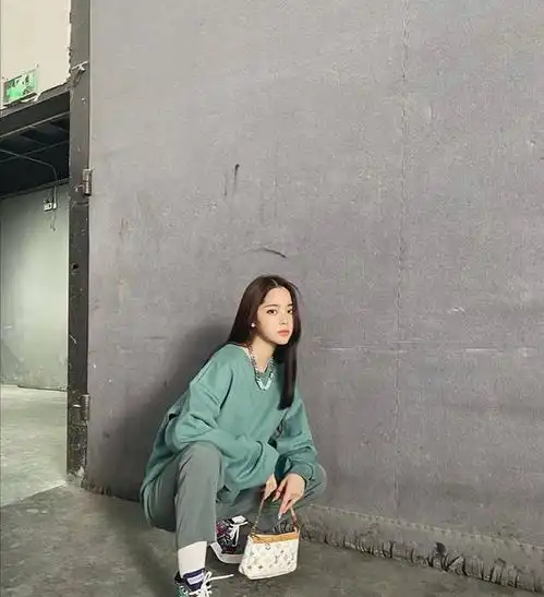 早秋时尚潮流风向标欧阳娜娜,浅绿色卫衣灰绿色直筒裤,超时髦