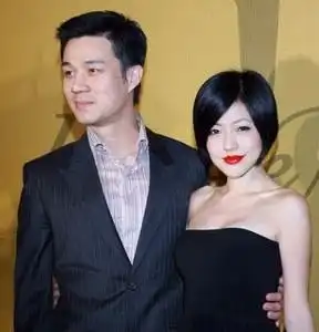 教科书级的蹭热度达人小s,一举一动都耐人寻味,为何这么拼