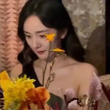 杨幂现身晚宴,轻托香腮专注聆听老外发言,却遭网友质疑听不懂