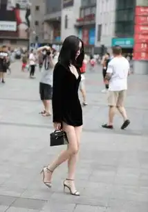 街拍白皙辣妈穿着时尚,凸显着女生的随性与酷帅