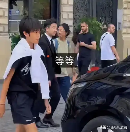 邓超牵着女儿走出火锅店,12岁等等又高又瘦长腿抢镜