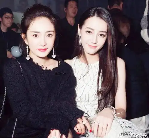 迪丽热巴生日照,甜美俏皮秒变软妹子,大幂幂暖心送祝福