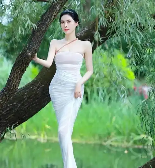 美女与大树