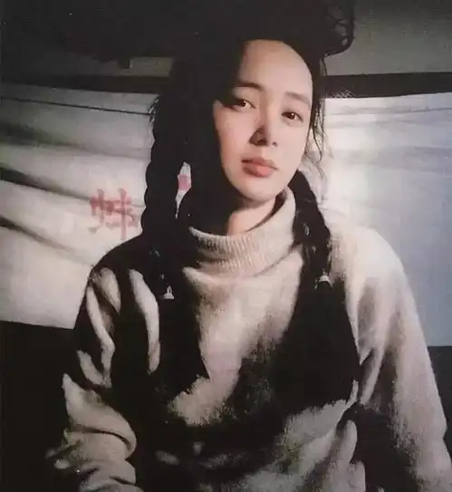 1987年,安徽水利蒋雯丽在自来水厂宿舍留影,眼神灵动少女感十足
