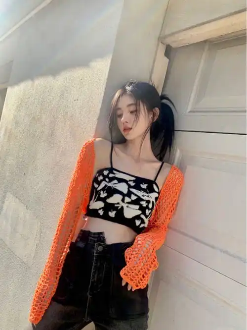 鞠婧祎解锁早春搭配,把网兜子当外套穿,小吊带造型还挺甜的
