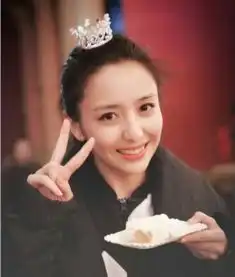 杨颖唐嫣迪丽热巴刘亦菲赵丽颖,7位头戴皇冠的女星谁最美