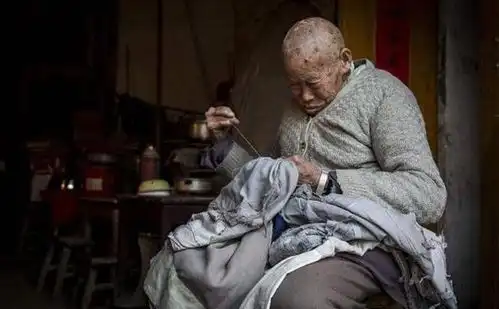 隐居深山的老僧潜心向佛,63年不吃油盐,一件衲衣穿43年