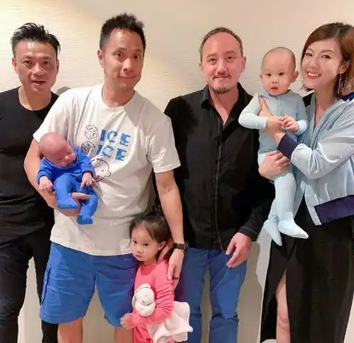关颖晒3个儿女近照,dd坐姿很霸气,网友没见过这么像的三姐弟
