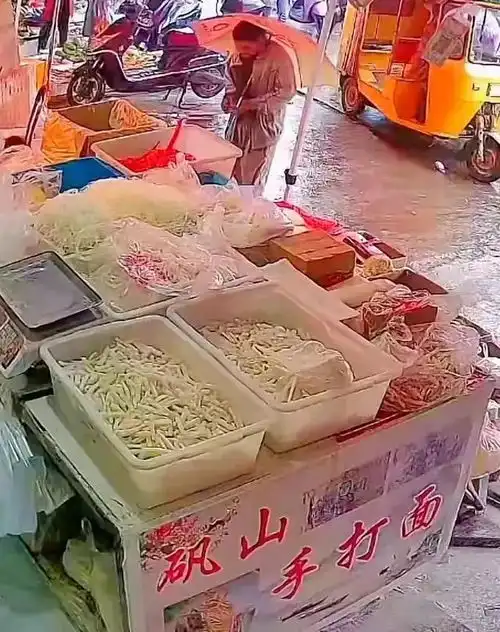 手绘纸币买面条的老人车祸去世老板悲痛我每天都在等他