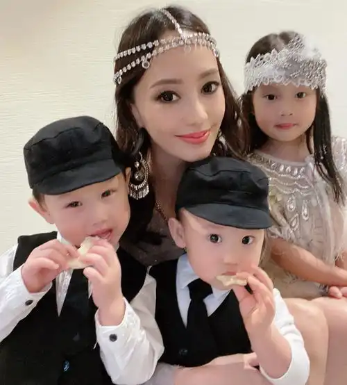 台湾第一千金关颖晒全家福庆新年,4年生3胎的她大秀纤美身材很少女