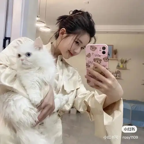 只学会了赵露思的对镜自拍自拍美手安排上了吗