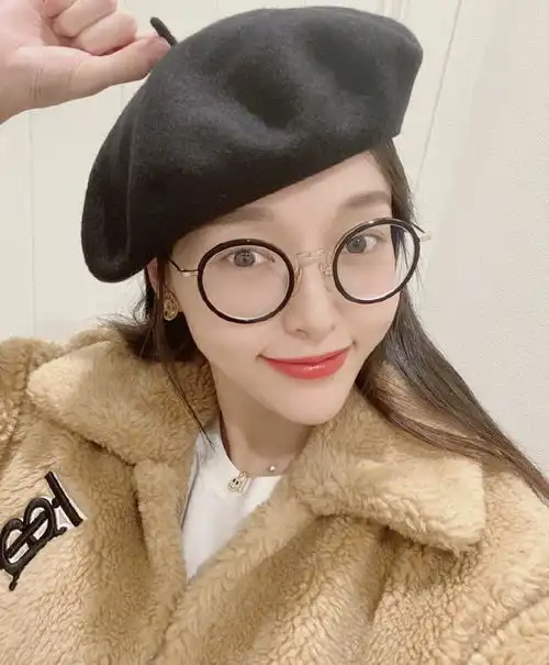 唐嫣新年晒自拍,涂烈焰红唇对镜头卖萌,怀孕后状态依然少女