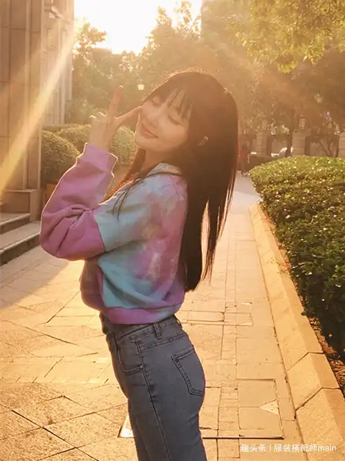 38岁李小璐托腮卖萌好可爱,私服穿搭清新减龄,不减昔日少女风采