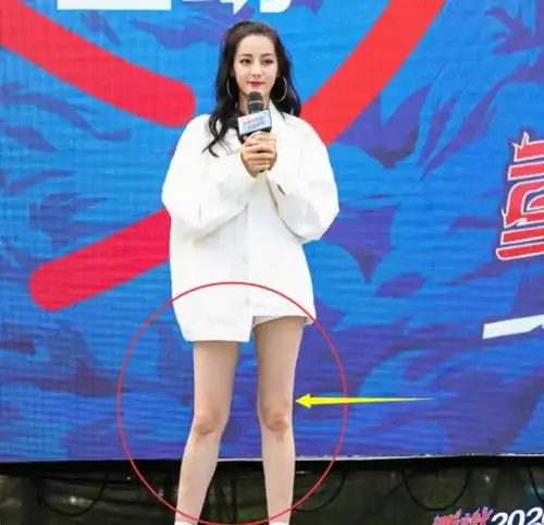 有种不上镜叫迪丽热巴,路人随手拍下生图,这双腿是认真的