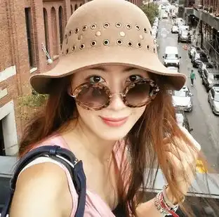 韩星洪恩熙晒旅行自拍戴墨镜神采奕奕图