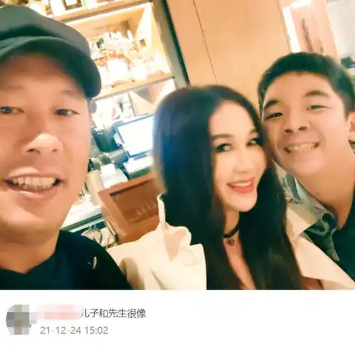 温碧霞罕晒全家福养子与老公长相神似,分离4个月再见面超开心