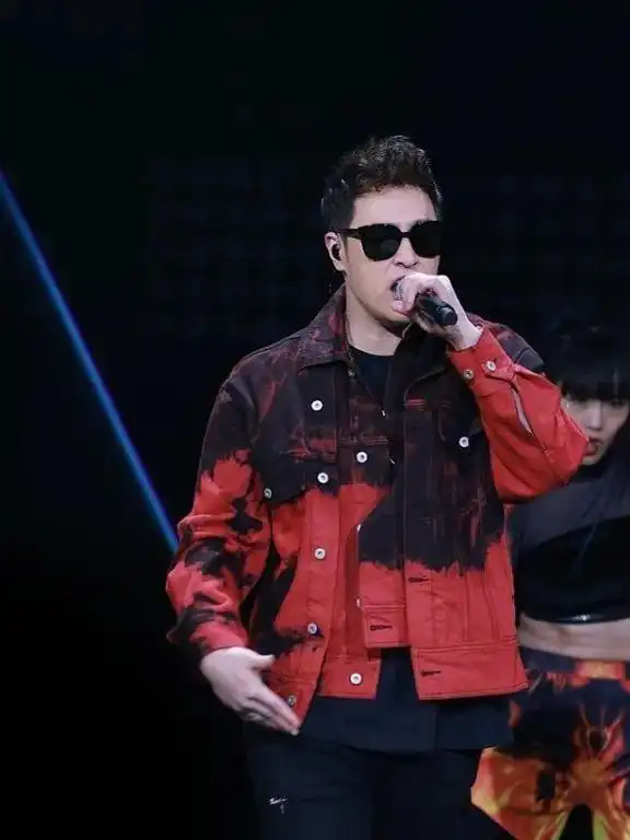 潘玮柏大衣帽衫潮流有范,这些风格很抢眼,他就喜欢这样穿