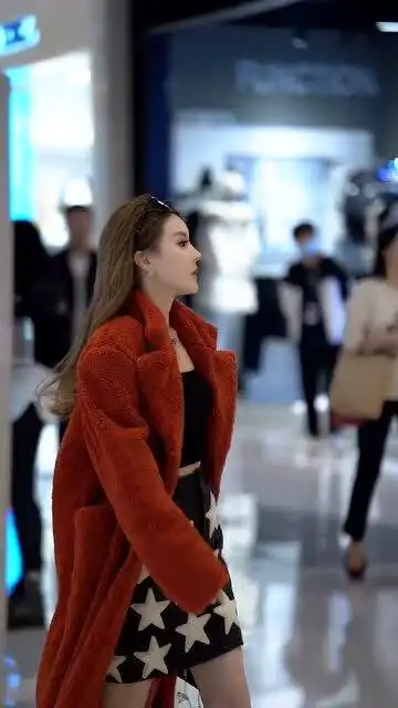 街拍高冷小姐姐,也不知道遇到什么事情,走的这么着急