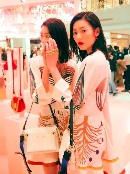 刘雯坐窗前托腮沉思,齐肩短发尽现文艺范儿,女神又美了
