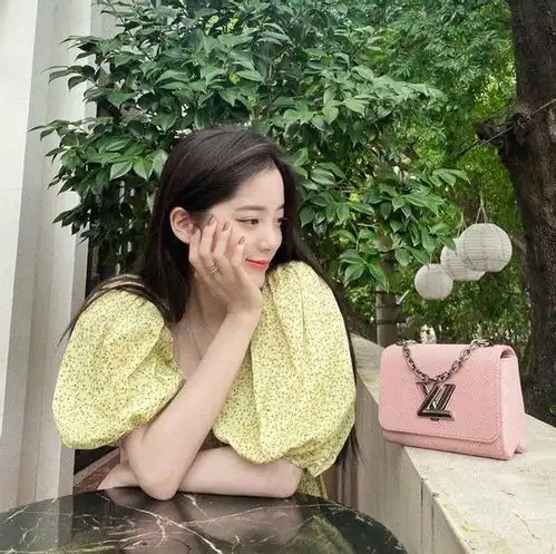 杨紫这回真瘦了,穿充气式泡泡袖也难掩好身材,反倒秀出了头肩比