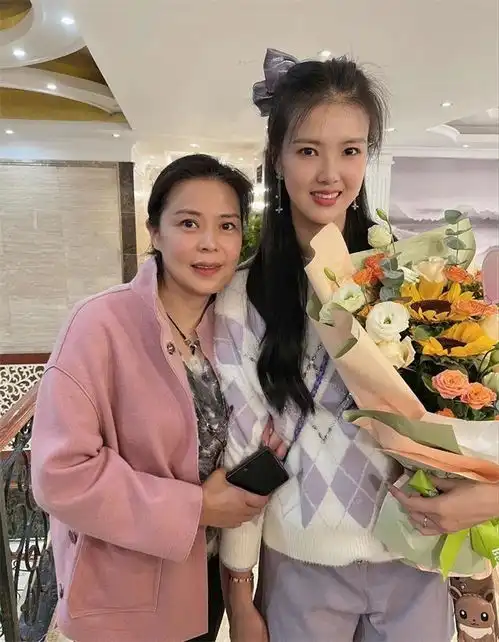 老夫少妻的悲痛张常宁妈妈比先夫小13岁,网友提醒冠希照顾岳母