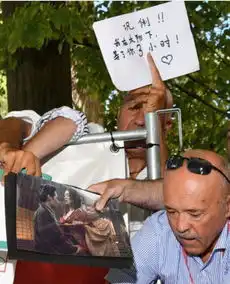 巩俐穿高开叉长裙亮相多伦多电影节,完美身材女王气场惊艳外国人