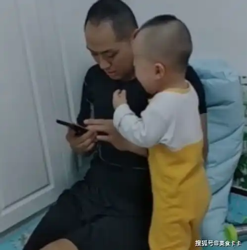 宝宝哭得梨花带雨,却要爸爸把手机给他,网友影帝级演技