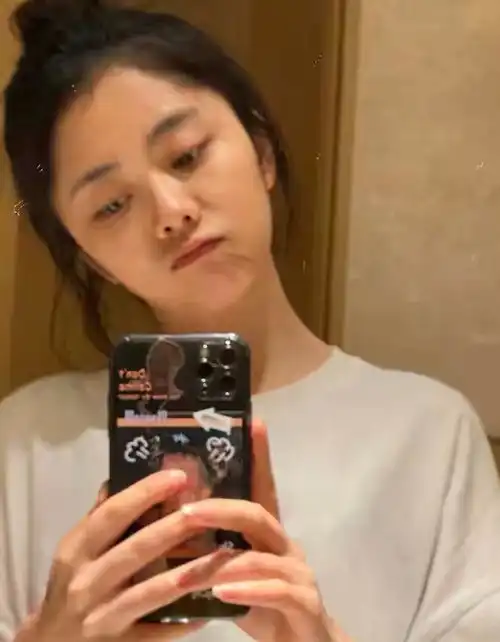 谭松韵晒素颜自拍,娃娃脸干净清爽惹人爱,网友这才是真的素颜
