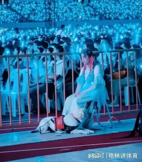 盲人女孩盛装出席薛之谦演唱会,薛之谦给女孩专属留言