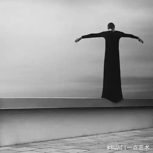 对这位摄影师来说,色彩便是一种干扰