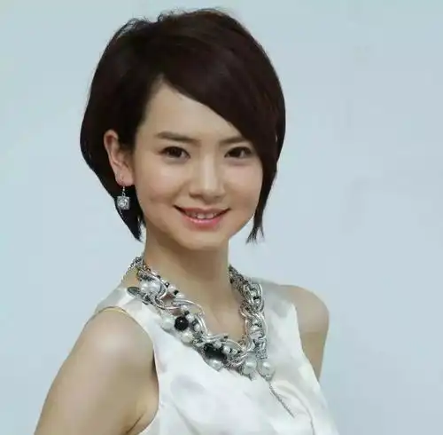 欧阳娜娜如果会戚薇的鼻综合妆,就不会被群嘲是蕾哈娜妹妹了
