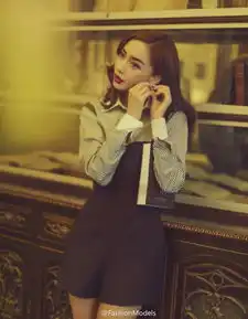 angelababy登大刊封面文艺复古风红唇娇艳似芭比