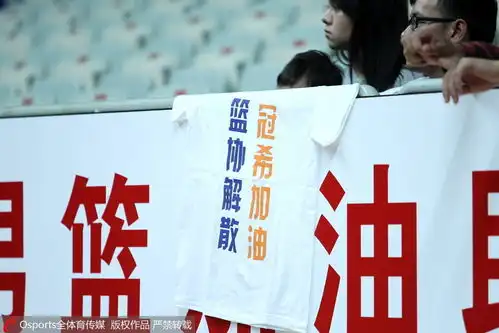 吴冠希整理发型玩自拍面带微笑心情大好
