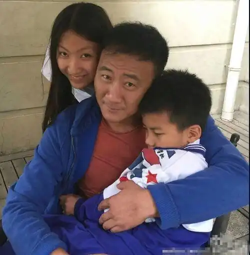 胡军与女儿贴面合影九九举手投足带星范