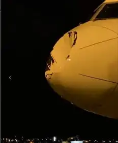 雷霆差点全军覆没雷霆队专机在空中撞到飞行物飞机被撞大凹洞