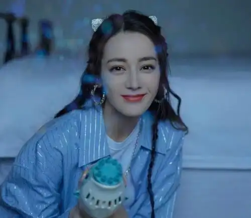 迪丽热巴过生日拍蓝调氛围感大片,放大图片三倍,这双眼皮看愣我