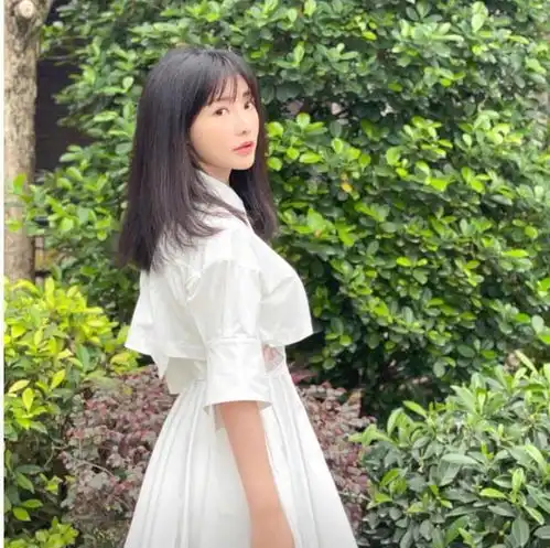 柳岩私生活穿搭真丰富,穿衣秀美肩显肩带,一般人不敢这么穿