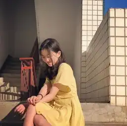 李嫣晒自拍美照回应热搜,墨镜架在鼻尖凹造型,扎丸子头俏皮可爱