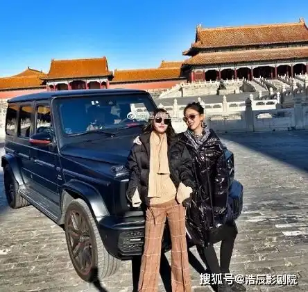 开奔驰进故宫拍照炫耀,女子发微博怒网友没毛病,合规合法