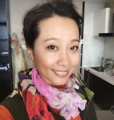 黑妹戚慧5次上春晚,一婚丈夫病故退圈,如今二婚收获幸福