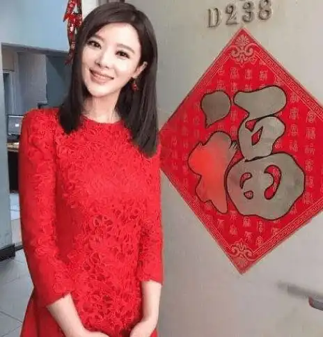 36岁胡蝶近照,大12岁老公曾与秦岚相爱4年,儿子帅气很像她
