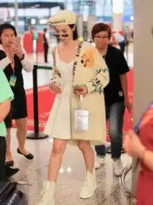 宋茜又不好好穿衣服了,穿着毛衣却秀美腿,到底是冷还是热啊