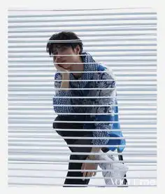 热巴宋茜助阵主题海报拍摄罕见科技酷感风格,酷帅十足尽显潮范