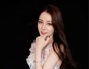 迪丽热巴生日撕衣热舞,好友父母粉丝送祝福,现场炸裂后哭成一片