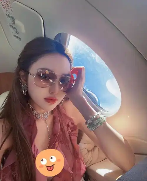 初代网红周扬青坐私人飞机赴美国,穿抹胸裙秀身材,真人又酷又飒