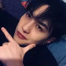 头像和我走夜路吧,我想趁机抱抱你