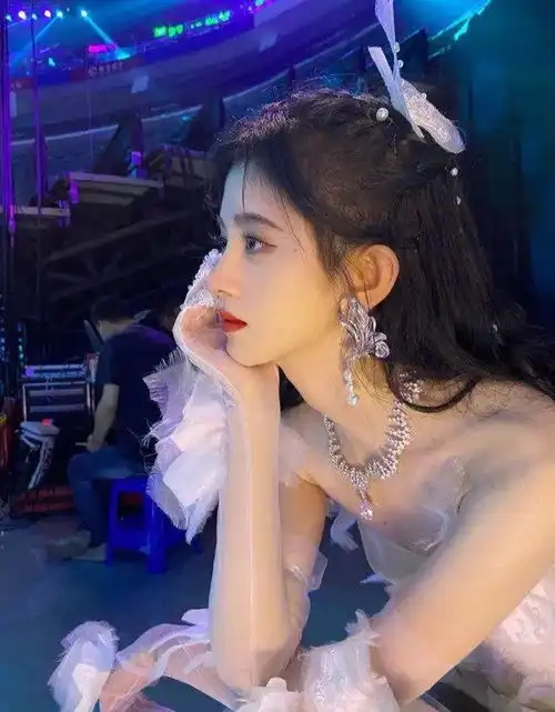 鞠婧祎小秀蛮腰大长腿肤白娇嫩甜美性感魅力迷人